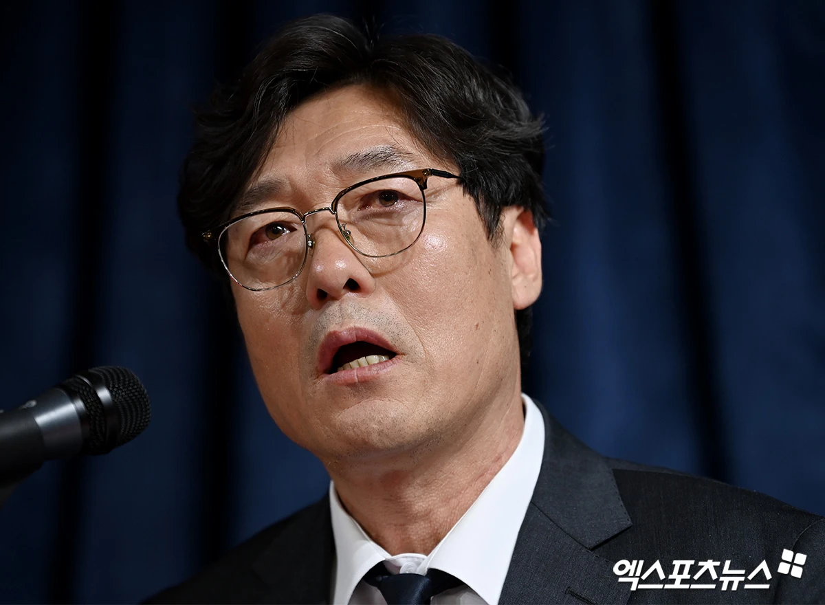 홍명보 전 축구대표팀 감독 선임을 주도한 이임생 전 대한축구협회 기술총괄이사가 2026 월드컵 참패 뒤 입을 꾹 닫고 있다가 동남아 캄보디아 대표팀의 기술고문으로 변신, 논란을 불러일으키고 있다. 캄보디아 축구단 '나가월드FC'는 6일 사회관계망서비스(SNS)를 통해 이임생 전 이사를 구단 기술이사에 선임했음을 알렸다. 엑스포츠뉴스DB