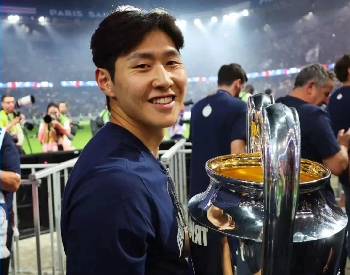 한국 축구 에이스 이강인이 파리 생제르맹(PSG)을 떠나 스페인 아틀레티코 마드리드로 이적한다. 이강인의 아틀레티코 마드리드 이적이 사실상 마무리 단계에 접어들었다. 아틀레티코가 PSG와 이적료 합의를 끝냈고, 이제 공식 발표만 남았다는 현지 보도가 이어지고 있다. 보도에 따르면 이강인의 이적료는 총 4000만 유로다. 기본 이적료 3500만 유로에 옵션 500만 유로가 더해진 조건으로 약 700억원에 이르는 규모다. SNS
