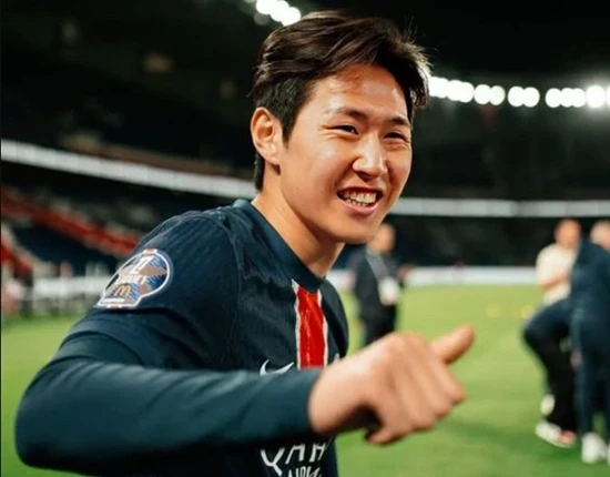 한국 축구 에이스 이강인이 파리 생제르맹(PSG)을 떠나 스페인 아틀레티코 마드리드로 이적한다. 이강인의 아틀레티코 마드리드 이적이 사실상 마무리 단계에 접어들었다. 아틀레티코가 PSG와 이적료 합의를 끝냈고, 이제 공식 발표만 남았다는 현지 보도가 이어지고 있다. 보도에 따르면 이강인의 이적료는 총 4000만 유로다. 기본 이적료 3500만 유로에 옵션 500만 유로가 더해진 조건으로 약 700억원에 이르는 규모다. SNS