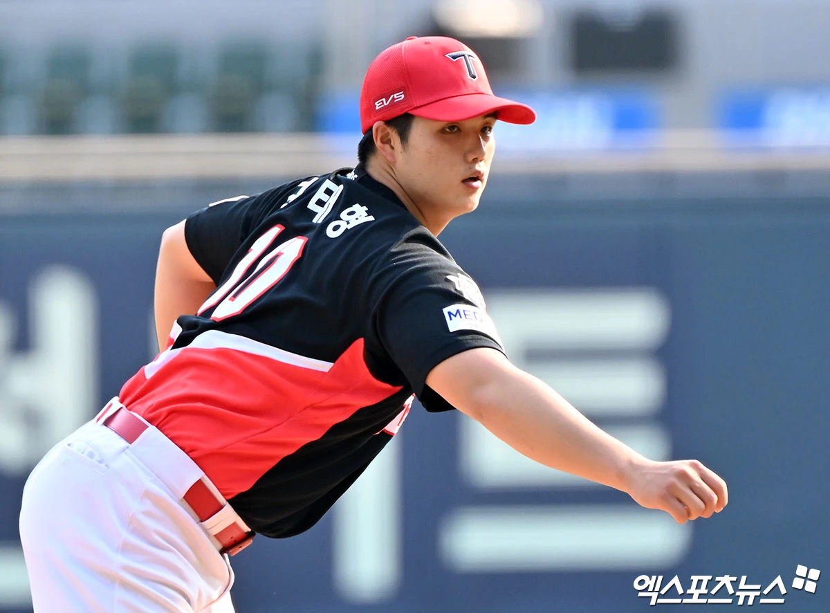 28일 오후 서울 송파구 잠실야구장에서 열린 '2026 신한 SOL Bank KBO리그' KIA 타이거즈와 두산 베어스의 경기, 1회말 KIA 선발투수 김태형이 공을 힘차게 던지고 있다. 엑스포츠뉴스 DB