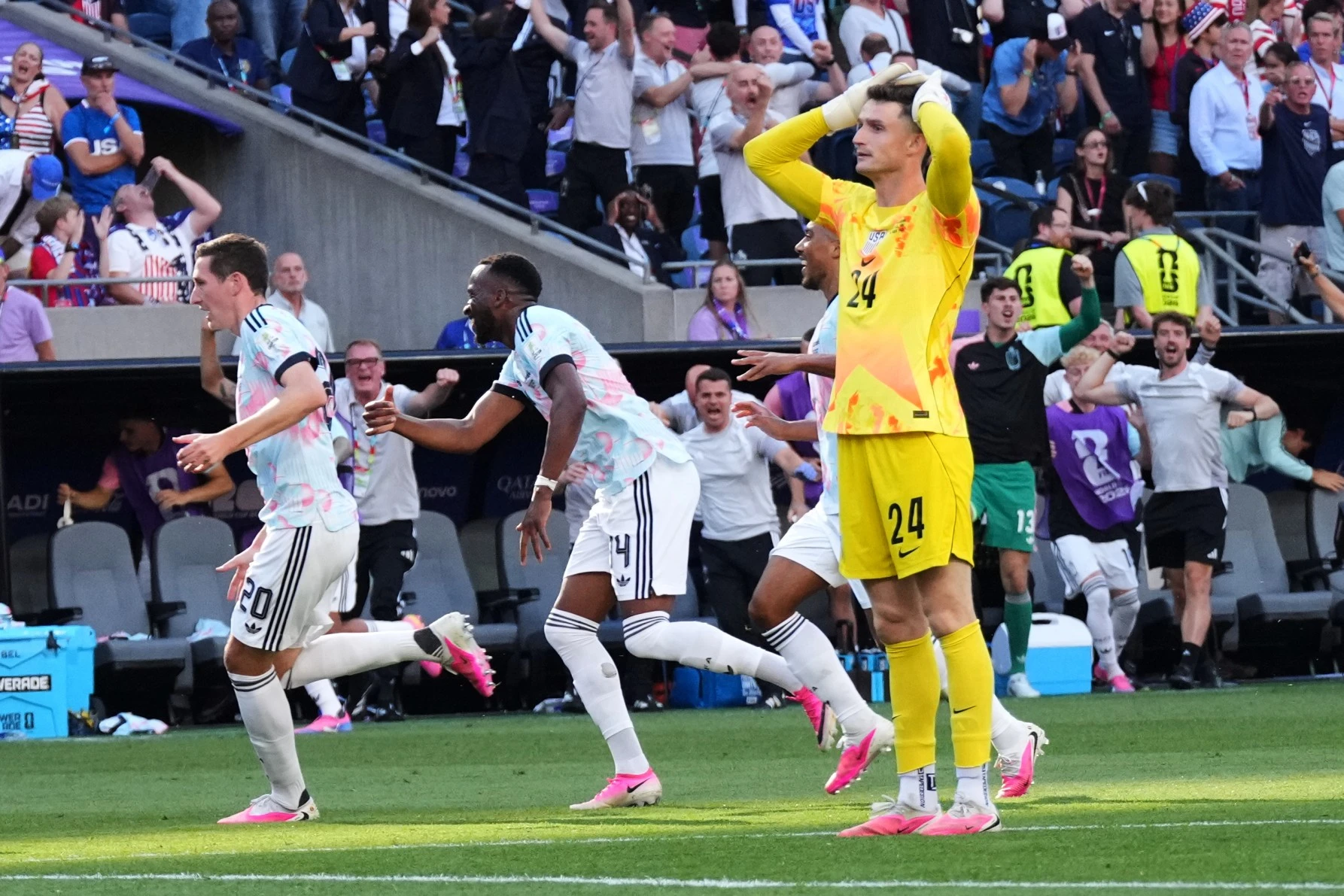 벨기에 축구대표팀은 7일 미국 워싱턴주 시애틀의 시애틀 스타디움에서 열린 2026 북중미 월드컵 16강 미국과의 단판 승부에서 지난 32강전까지 4경기 무득점에 그쳤던 스트라이커 샤를 드 케텔라르가 전반 멀티골을 터트리고 후반 상대 골키퍼 마크 프리즈의 치명적인 실수를 교체멤버 한스 파나컨이 쐐기골로 연결하는 활약에 힘입어 3-1 승리를 챙겼다. 벨기에는 2018 러시아 대회 이후 8년 만에 8강 진출에 성공했다. 미국의 탈락으로 이번 대회 공동개최 3개국인 캐나다, 미국, 멕시코가 나란히 16강에서 탈락했다. 연합뉴스