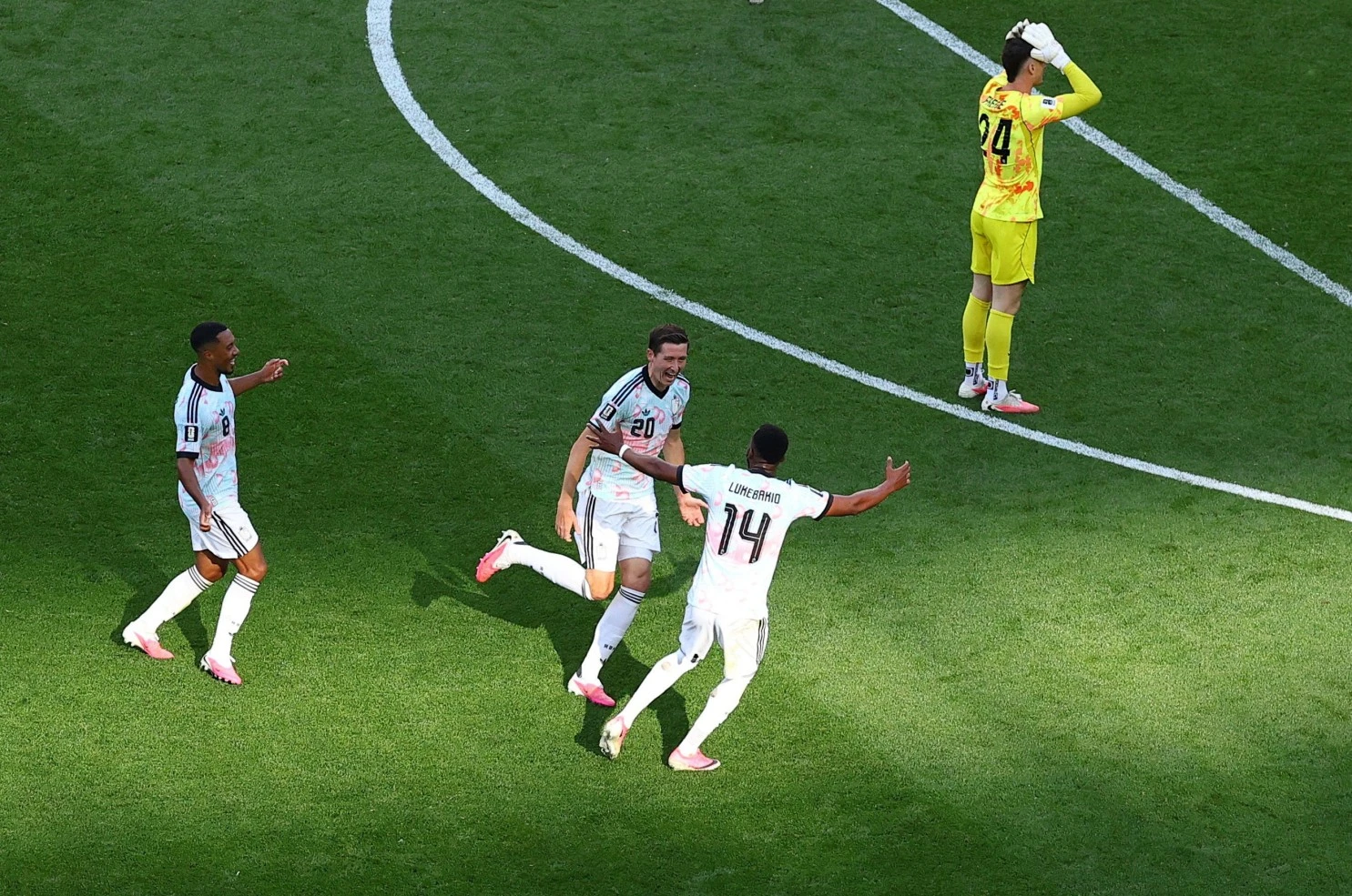 벨기에 축구대표팀은 7일 미국 워싱턴주 시애틀의 시애틀 스타디움에서 열린 2026 북중미 월드컵 16강 미국과의 단판 승부에서 지난 32강전까지 4경기 무득점에 그쳤던 스트라이커 샤를 드 케텔라르가 전반 멀티골을 터트리고 후반 상대 골키퍼 마크 프리즈의 치명적인 실수를 교체멤버 한스 파나컨이 쐐기골로 연결하는 활약에 힘입어 3-1 승리를 챙겼다. 벨기에는 2018 러시아 대회 이후 8년 만에 8강 진출에 성공했다. 미국의 탈락으로 이번 대회 공동개최 3개국인 캐나다, 미국, 멕시코가 나란히 16강에서 탈락했다. 연합뉴스