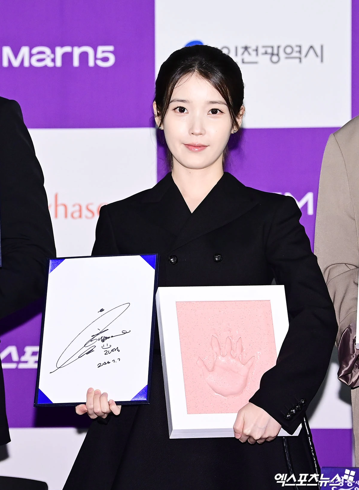 사인까지 예쁜 아이유