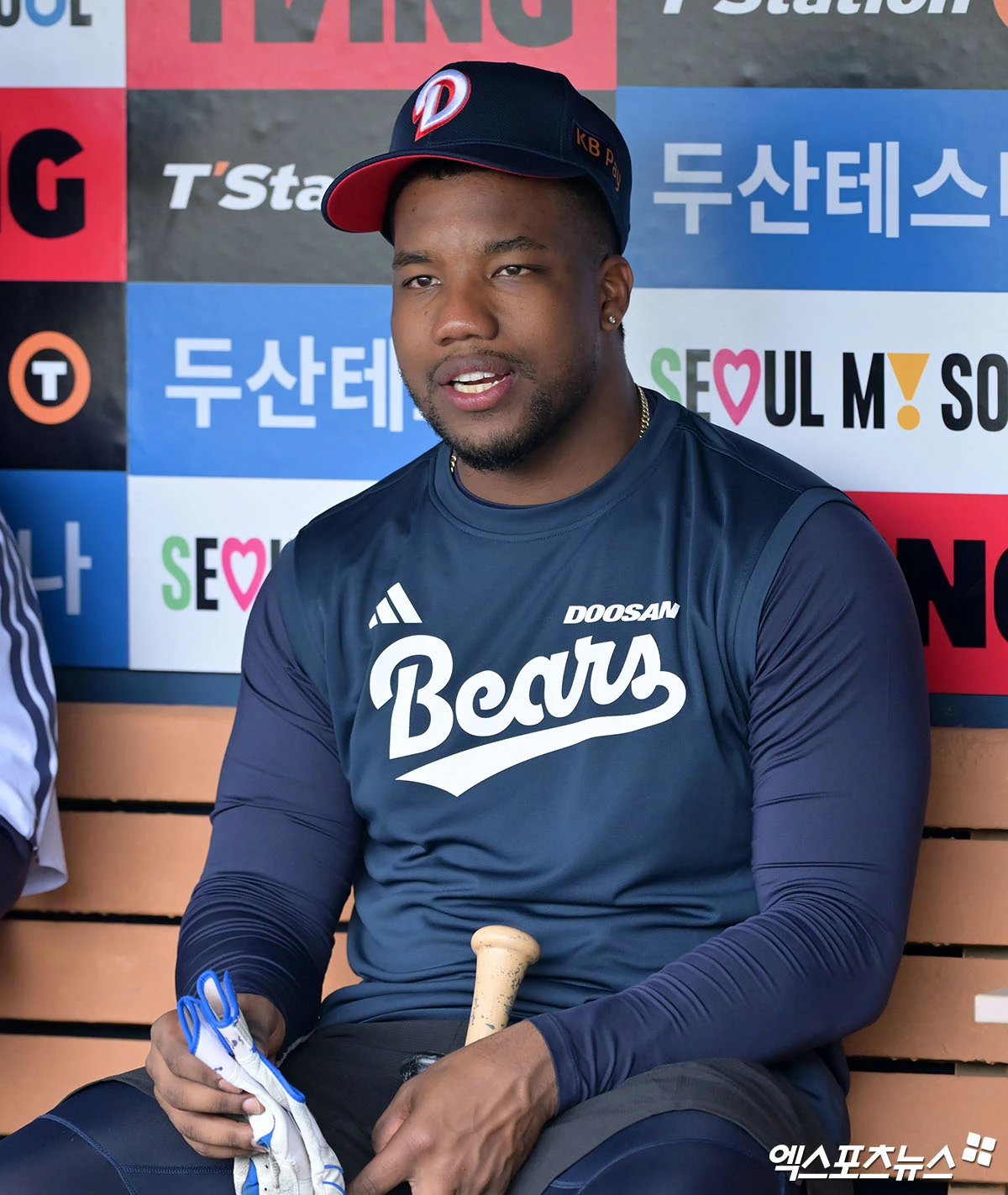 7일 오후 서울 송파구 잠실야구장에서 열리는 '2026 신한 SOL Bank KBO리그' SSG 랜더스와 두산 베어스의 경기, 두산 새 외국인타자 세베리노가 훈련을 지켜보고 있다. 잠실, 김한준 기자