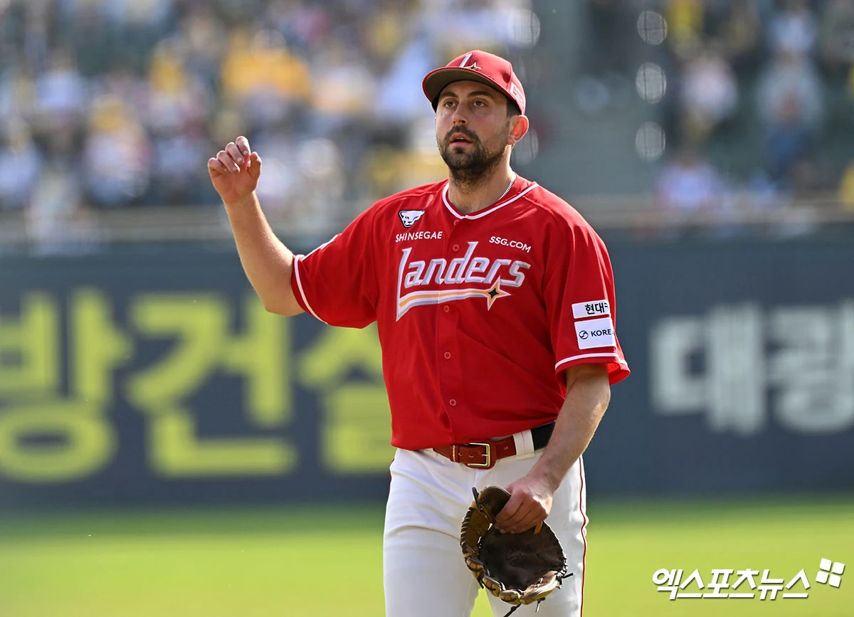 12일 오후 서울 송파구 잠실야구장에서 열린 '2026 신한 SOL Bank KBO리그' SSG 랜더스와 LG 트윈스의 경기, 5회말 1사 1,3루 SSG 베니지아노가 마운드를 내려가고 있다. 엑스포츠뉴스 DB