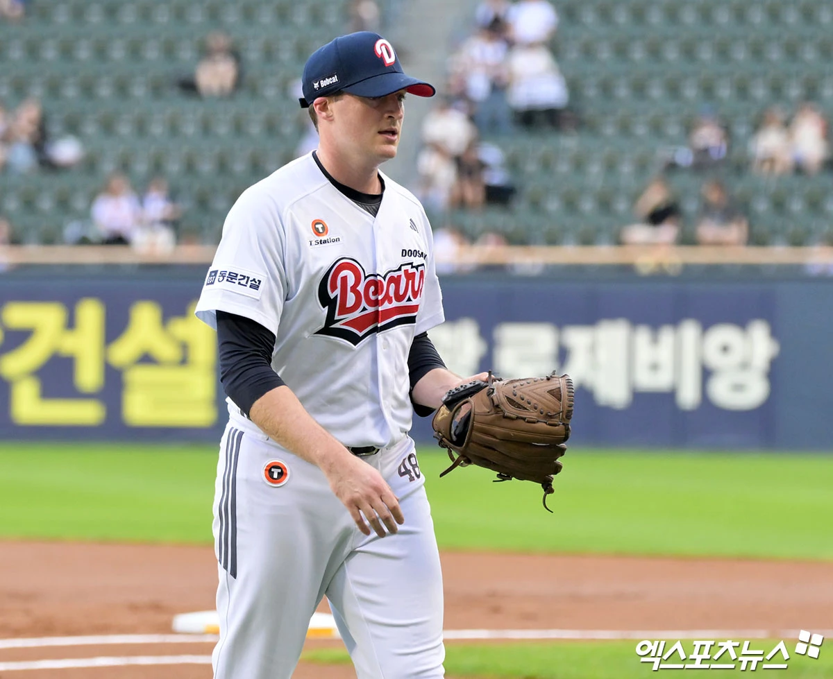 7일 오후 서울 송파구 잠실야구장에서 열린 '2026 신한 SOL Bank KBO리그' SSG 랜더스와 두산 베어스의 경기, 1회초 수비를 마친 두산 선발투수 벤자민이 더그아웃으로 향하고 있다. 잠실, 김한준 기자