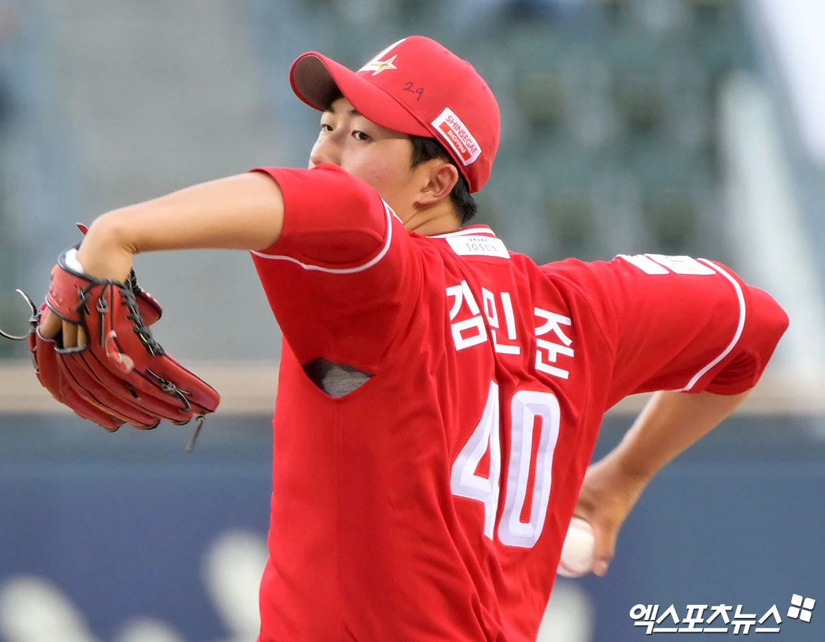 7일 오후 서울 송파구 잠실야구장에서 열린 '2026 신한 SOL Bank KBO리그' SSG 랜더스와 두산 베어스의 경기, 1회말 SSG 선발투수 김민준이 공을 힘차게 던지고 있다. 잠실, 김한준 기자