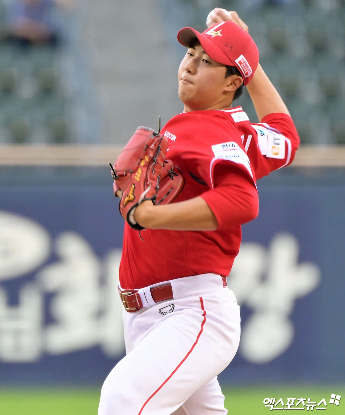 7일 오후 서울 송파구 잠실야구장에서 열린 '2026 신한 SOL Bank KBO리그' SSG 랜더스와 두산 베어스의 경기, 1회말 SSG 선발투수 김민준이 공을 힘차게 던지고 있다. 잠실, 김한준 기자