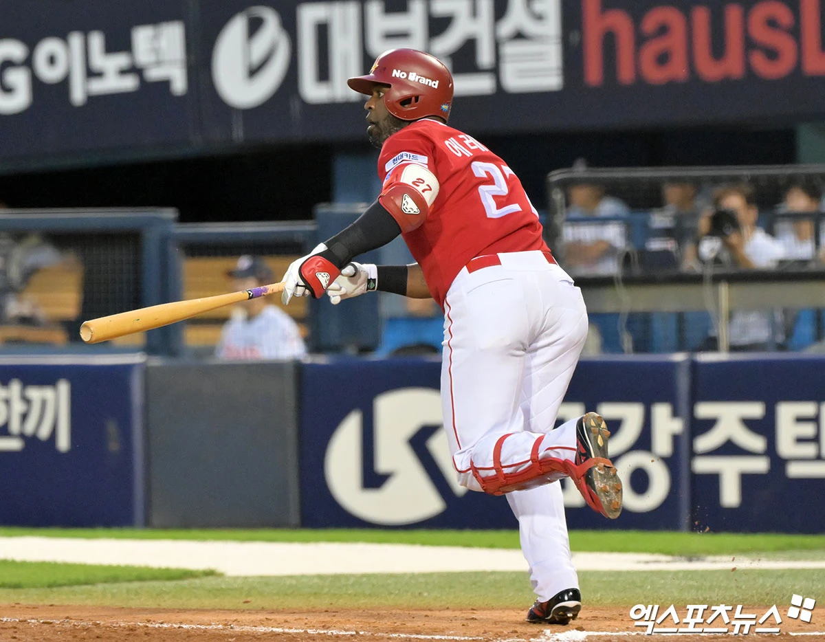 7일 오후 서울 송파구 잠실야구장에서 열린 '2026 신한 SOL Bank KBO리그' SSG 랜더스와 두산 베어스의 경기, 6회초 1사 1,2루 SSG 에레디아가 2타점 2루타를 날리고 있다. 잠실, 김한준 기자