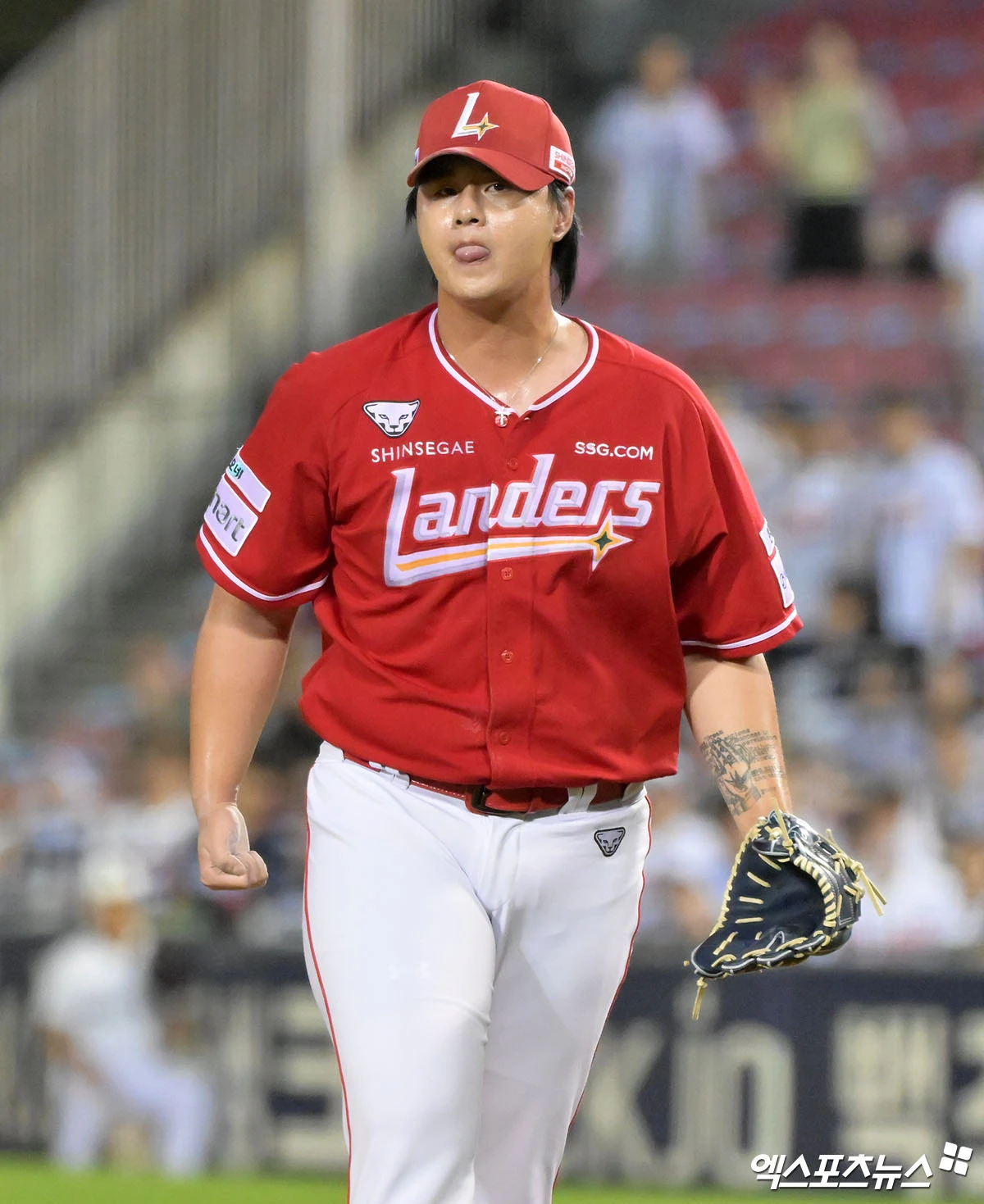 7일 오후 서울 송파구 잠실야구장에서 열린 '2026 신한 SOL Bank KBO리그' SSG 랜더스와 두산 베어스의 경기, 8회말 수비를 마친 SSG 김민이 더그아웃으로 향하고 있다. 잠실, 김한준 기자