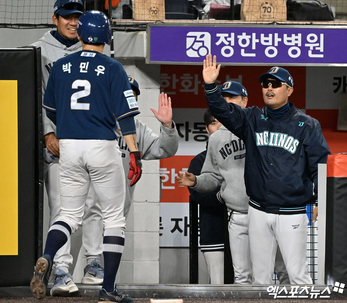 이호준 감독이 이끄는 NC 다이노스는 7일 대전 한화생명 볼파크에서 열린 한화 이글스와의 원정경기에서 9-6으로 승리했다. 이날 승리로 NC는 3연승을 질주하면서 시즌 전적 39승41패1무를 만들었다. 2연패에 빠지며 5할 승률에서 내려온 6위 한화(39승40패2무)와는 반 경기차가 됐다. 한화는 5할에서 달아날 기회를 여러 차례 놓치더니 다시 4할대로 내려앉았다. 엑스포츠뉴스DB