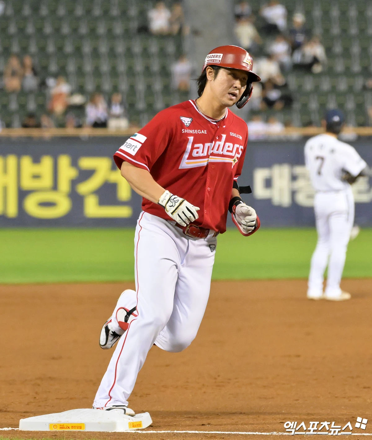7일 오후 서울 송파구 잠실야구장에서 열린 '2026 신한 SOL Bank KBO리그' SSG 랜더스와 두산 베어스의 경기, 8회초 1사 2루 SSG 최정이 투런 홈런을 날린 후 그라운드를 돌고 있다. 잠실, 김한준 기자