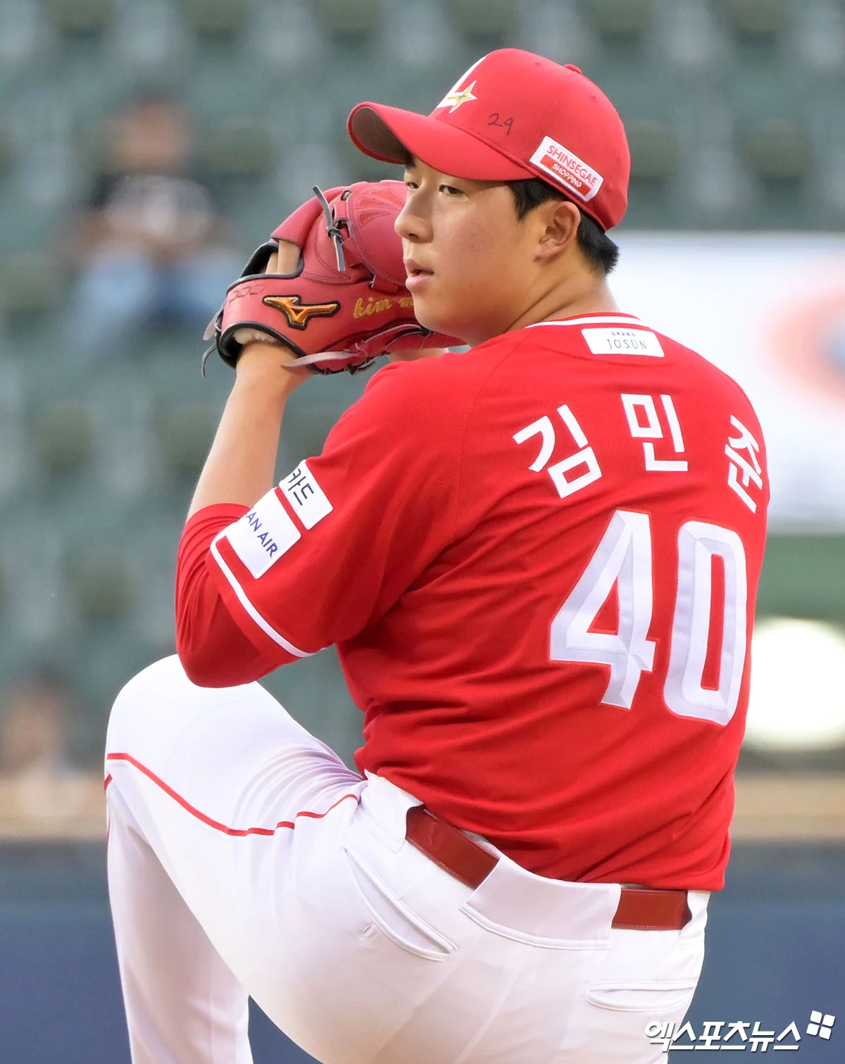 7일 오후 서울 송파구 잠실야구장에서 열린 '2026 신한 SOL Bank KBO리그' SSG 랜더스와 두산 베어스의 경기, 1회말 SSG 선발투수 김민준이 공을 힘차게 던지고 있다. 잠실, 김한준 기자