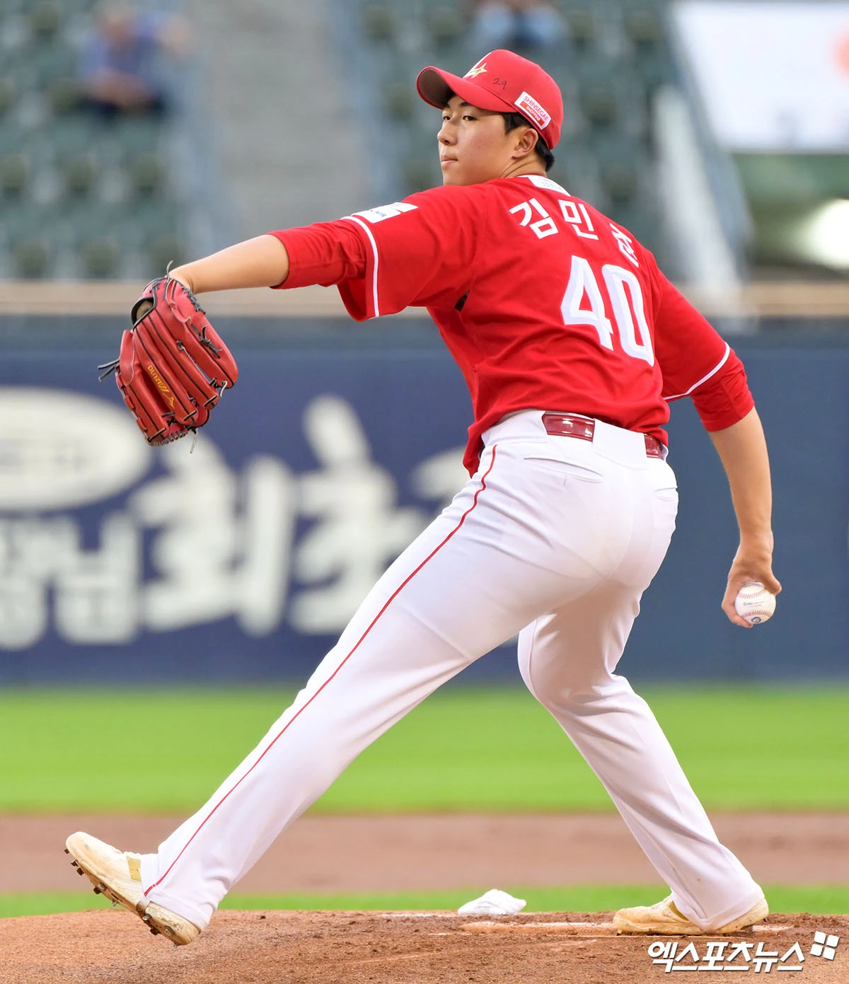 7일 오후 서울 송파구 잠실야구장에서 열린 '2026 신한 SOL Bank KBO리그' SSG 랜더스와 두산 베어스의 경기, 1회말 SSG 선발투수 김민준이 공을 힘차게 던지고 있다. 잠실, 김한준 기자