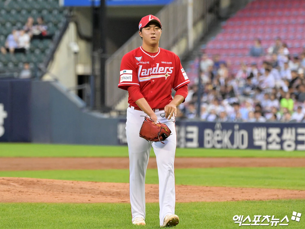 7일 오후 서울 송파구 잠실야구장에서 열린 '2026 신한 SOL Bank KBO리그' SSG 랜더스와 두산 베어스의 경기, 4회말 수비를 마친 SSG 김민준이 더그아웃으로 향하고 있다. 잠실, 김한준 기자