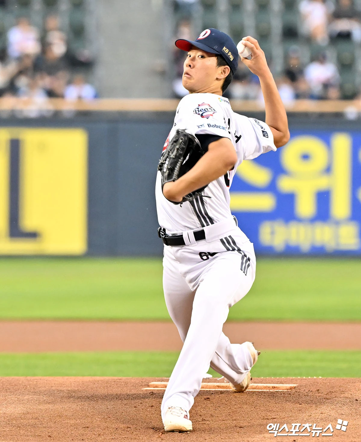 19일 오후 서울 송파구 잠실야구장에서 열린 '2026 신한 SOL Bank KBO리그' NC 다이노스와 두산 베어스의 경기, 1회초 두산 선발투수 최민석이 공을 힘차게 던지고 있다. 엑스포츠뉴스 DB