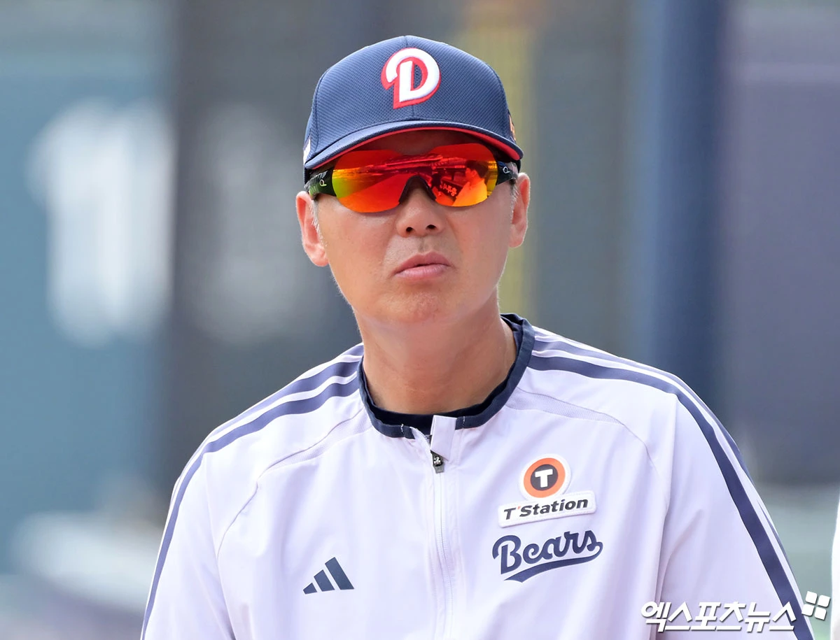 7일 오후 서울 송파구 잠실야구장에서 열리는 '2026 신한 SOL Bank KBO리그' SSG 랜더스와 두산 베어스의 경기, 두산 김원형 감독이 선수들의 훈련을 지켜보고 있다. 잠실, 김한준 기자