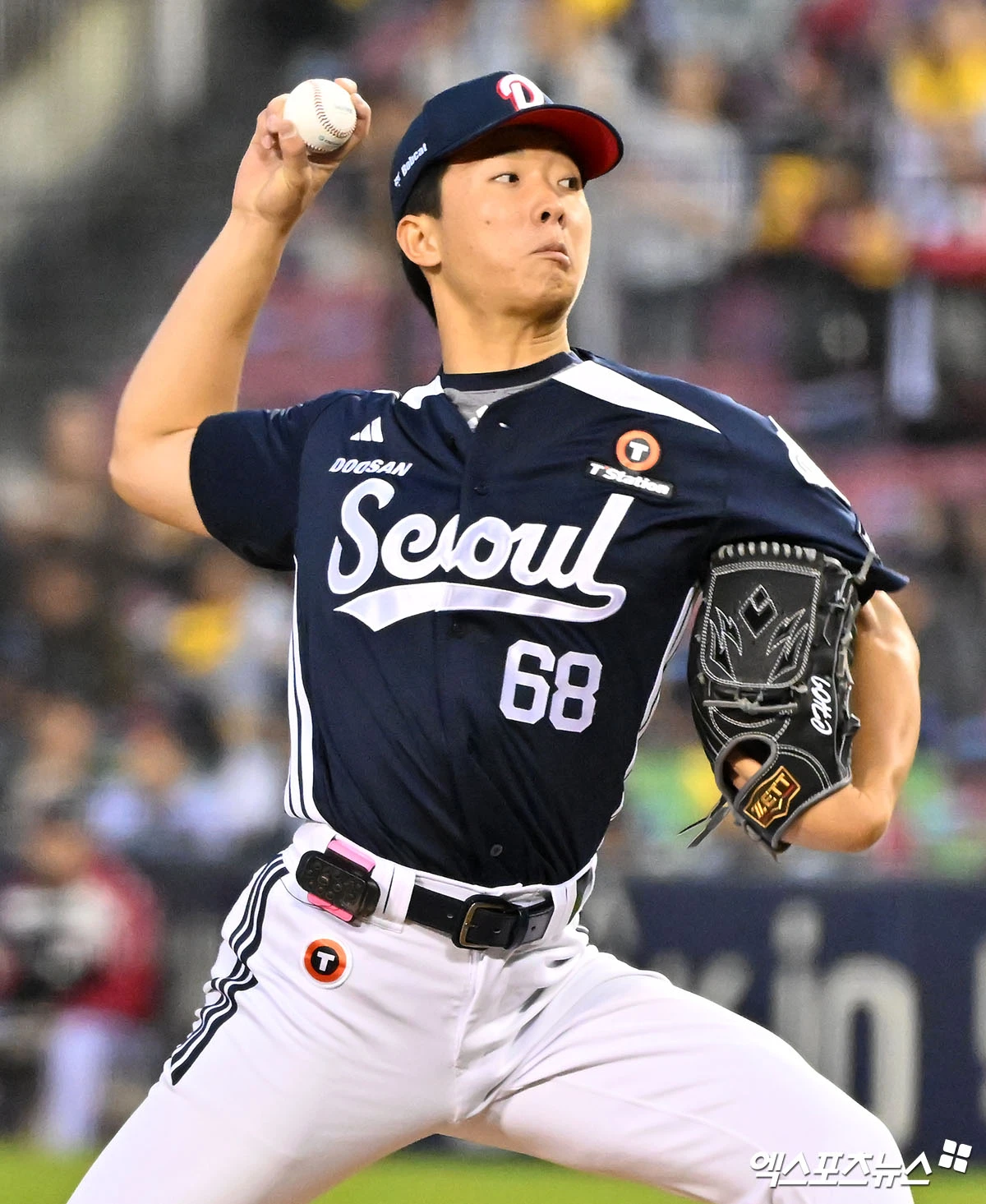 7일 오후 서울 송파구 잠실야구장에서 열린 '2026 신한 SOL Bank KBO리그' 두산 베어스와 LG 트윈스의 경기, 1회말 두산 선발투수 최민석이 공을 힘차게 던지고 있다. 엑스포츠뉴스 DB