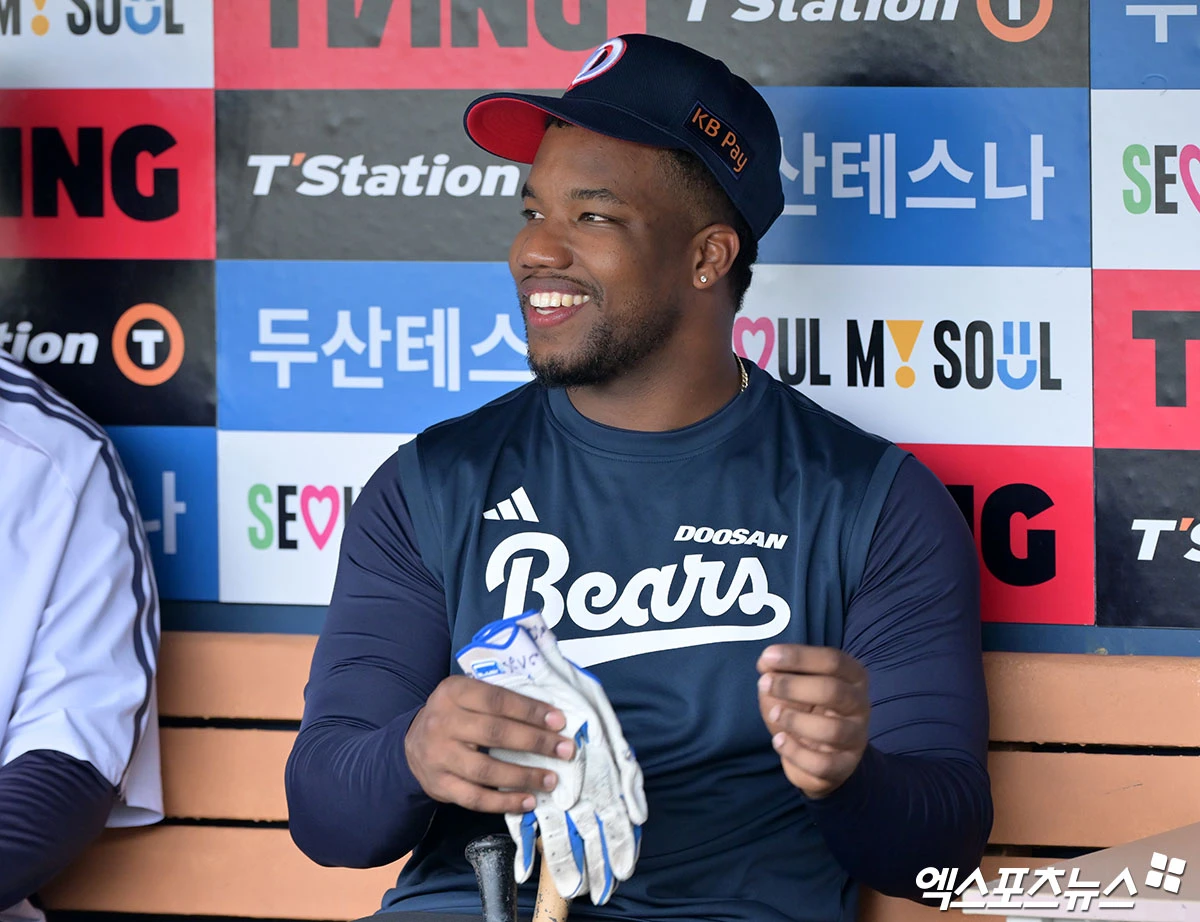 7일 오후 서울 송파구 잠실야구장에서 열리는 '2026 신한 SOL Bank KBO리그' SSG 랜더스와 두산 베어스의 경기, 두산 새 외국인타자 세베리노가 훈련을 지켜보고 있다. 잠실, 김한준 기자