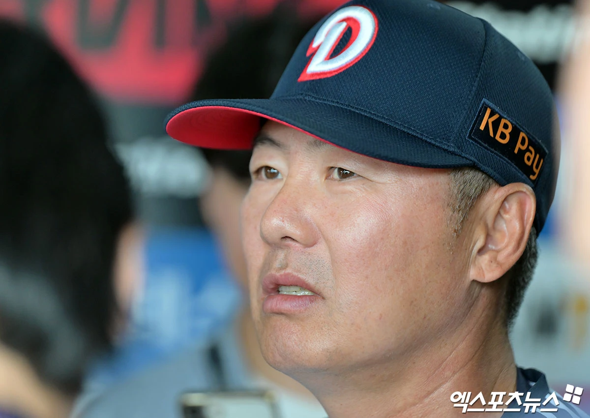 28일 오후 서울 송파구 잠실야구장에서 열리는 '2026 신한 SOL Bank KBO리그' KIA 타이거즈와 두산 베어스의 경기, 두산 김원형 감독이 취재진과 대화를 나누고 있다. 엑스포츠뉴스 DB