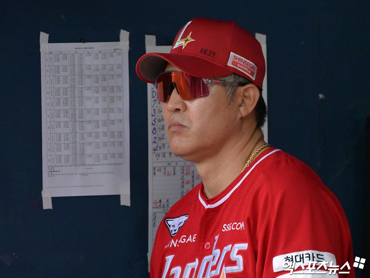7일 오후 서울 송파구 잠실야구장에서 열린 '2026 신한 SOL Bank KBO리그' SSG 랜더스와 두산 베어스의 경기, SSG 이숭용 감독이 경기를 지켜보고 있다. 엑스포츠뉴스 DB