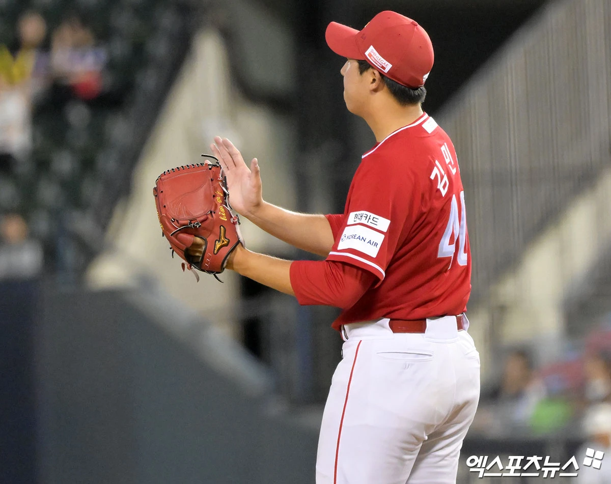 7일 오후 서울 송파구 잠실야구장에서 열린 '2026 신한 SOL Bank KBO리그' SSG 랜더스와 두산 베어스의 경기, 6회말 수비를 마친 SSG 김민준이 박수를 치고 있다. 엑스포츠뉴스 DB