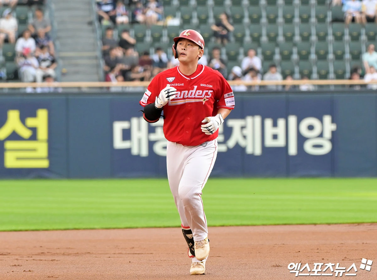 8일 오후 서울 송파구 잠실야구장에서 열린 ‘2026 신한 SOL Bank KBO리그' SSG 랜더스와 두산 베어스의 경기, 2회초 1사 SSG 전의산이 솔로 홈런을 날린 후 그라운드를 돌고 있다. 잠실, 김한준 기자