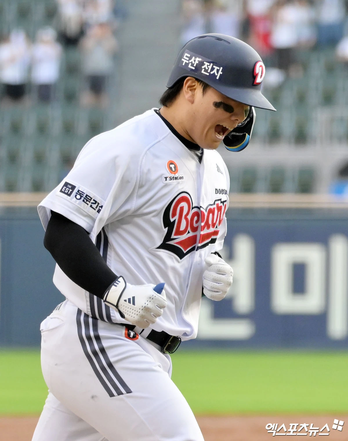 8일 오후 서울 송파구 잠실야구장에서 열린 ‘2026 신한 SOL Bank KBO리그' SSG 랜더스와 두산 베어스의 경기, 2회말 2사 3루 두산 윤준호가 투런 홈런을 날린 후 그라운드를 돌고 있다. 잠실, 김한준 기자