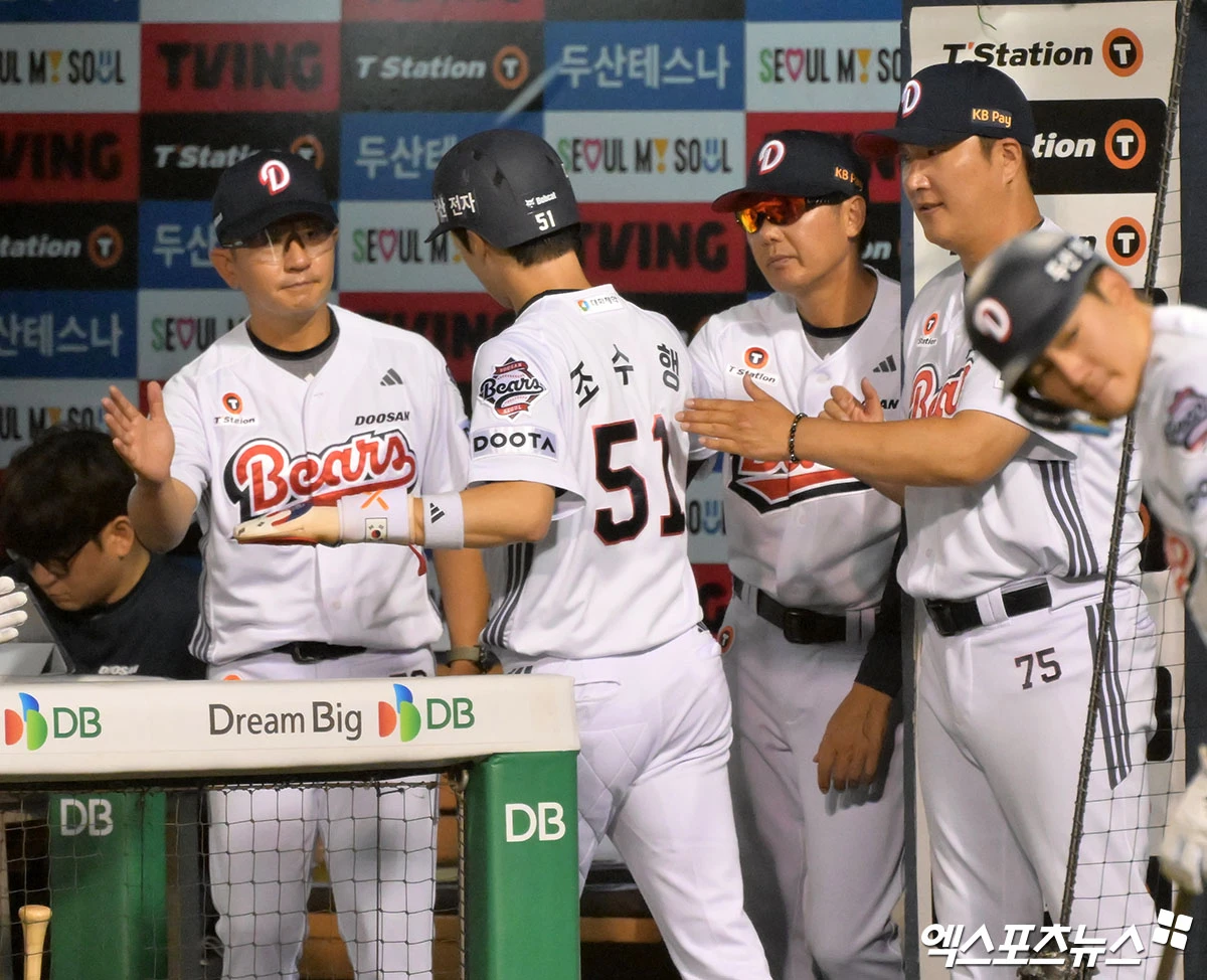 8일 오후 서울 송파구 잠실야구장에서 열린 ‘2026 신한 SOL Bank KBO리그' SSG 랜더스와 두산 베어스의 경기, 6회말 1사 1,3루 두산 조수행이 양의지의 1타점 희생타때 득점에 성공하고 있다. 잠실, 김한준 기자