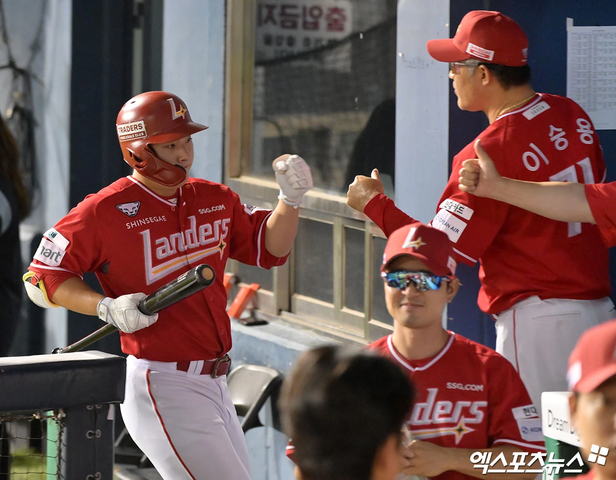 8일 오후 서울 송파구 잠실야구장에서 열린 ‘2026 신한 SOL Bank KBO리그' SSG 랜더스와 두산 베어스의 경기, 8회초 2사 1루 SSG 최준우가 투런 홈런을 날린 후 더그아웃에서 하이파이브를 하고 있다. 잠실, 김한준 기자