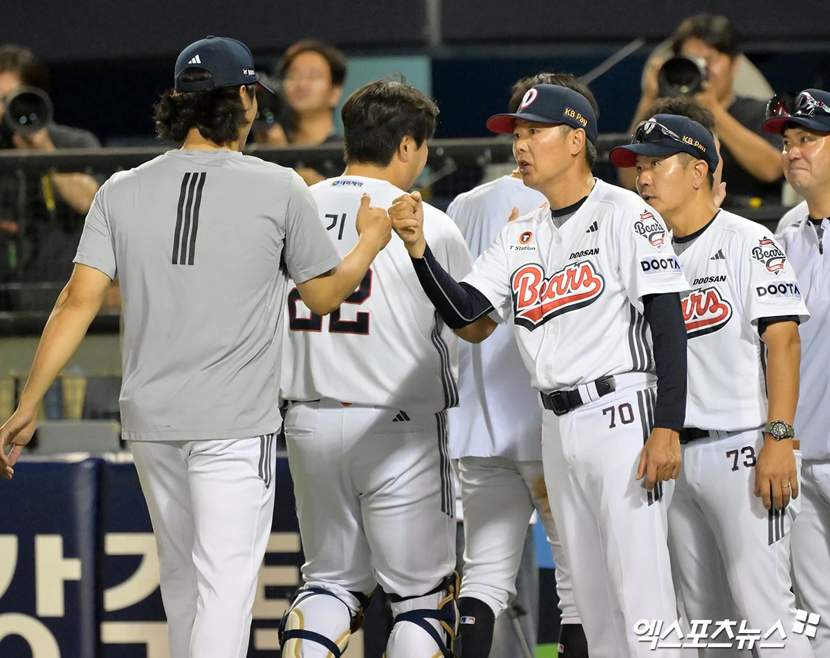 8일 오후 서울 송파구 잠실야구장에서 열린 ‘2026 신한 SOL Bank KBO리그' SSG 랜더스와 두산 베어스의 경기, 두산이 12안타를 몰아치며 SSG에 7:3으로 승리했다. 이날 경기에서 승리한 두산 김원형 감독이 선수들과 함께 기뻐하고 있다. 잠실, 김한준 기자
