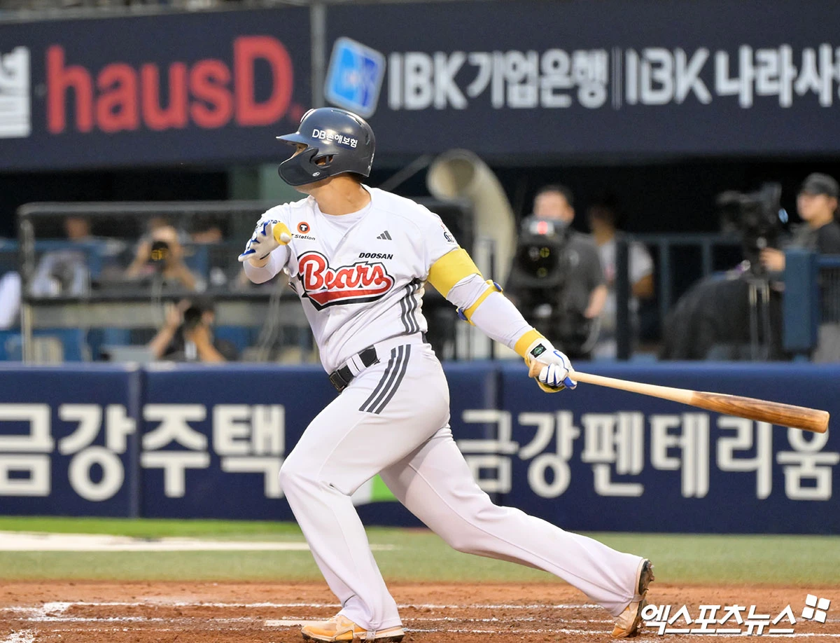 8일 오후 서울 송파구 잠실야구장에서 열린 ‘2026 신한 SOL Bank KBO리그' SSG 랜더스와 두산 베어스의 경기, 4회말 1사 1,2루 두산 강승호가 1타점 2루타를 날리고 있다. 잠실, 김한준 기자