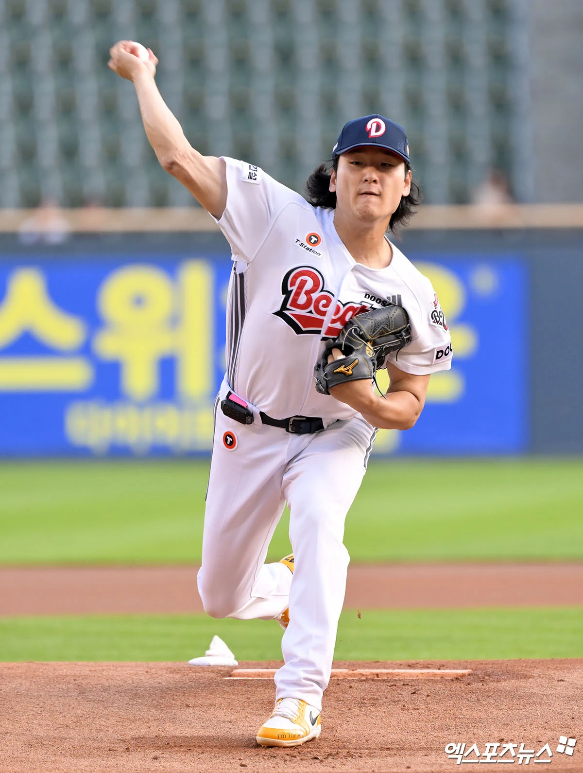 8일 오후 서울 송파구 잠실야구장에서 열린 ‘2026 신한 SOL Bank KBO리그' SSG 랜더스와 두산 베어스의 경기, 1회초 두산 선발투수 곽빈이 공을 힘차게 던지고 있다. 잠실, 김한준 기자