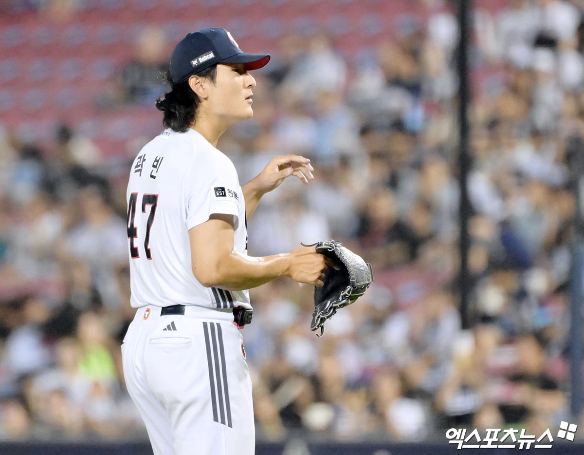 8일 오후 서울 송파구 잠실야구장에서 열린 ‘2026 신한 SOL Bank KBO리그' SSG 랜더스와 두산 베어스의 경기, 7회초 수비를 마친 두산 곽빈이 더그아웃으로 향하고 있다. 잠실, 김한준 기자