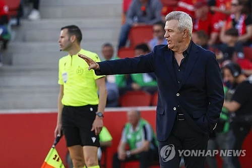 멕시코의 2026 국제축구연맹(FIFA) 북중미 월드컵 16강행을 이끈 이강인의 은사 하비에르 아기레 감독이 지휘봉을 내려놓았다. 대회 전 결정된 대로 멕시코 축구 레전드 라파엘 마르케스 수석 코치가 자리를 이어받게 됐다. 멕시코축구협회는 9일(한국시간) 아기레 감독의 뒤를 이어 마르케스 수석 코치가 멕시코 축구 국가대표팀의 새로운 감독으로 부임한다고 발표했다. 사진 연합뉴스