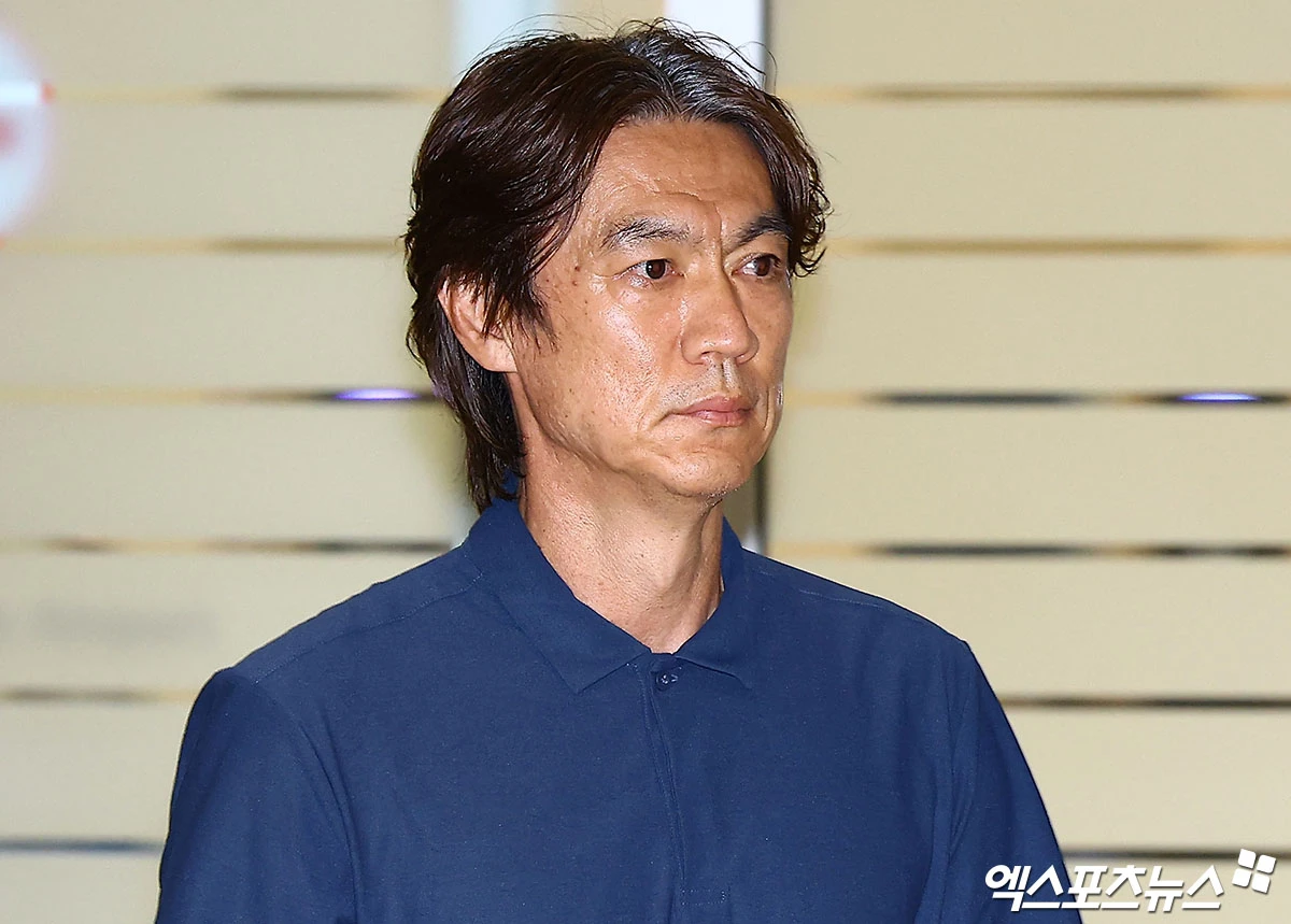 홍명보 전 대한민국 축구 국가대표팀 감독이 논란이 된 자신의 미국행과 국회 청문회 출석에 관해 입장을 드러냈다. 홍 전 감독은 청문회에 반드시 출석하겠다고 약속했다. 홍 감독은 9일 자신이 이사장으로 있는 홍명보 장학재단을 통해 입장문을 발표했다. 홍 전 감독은 '먼저 대한민국 축구를 사랑해 주시고 응원해 주신 모든 국민 여러분께 진심으로 사과드린다'며 '기대와 응원에 보답하지 못했고, 많은 분들께 실망과 상처를 드렸다. 감독으로서 그 책임을 무겁게 받아들이며 다시 한번 깊이 사과드린다'고 했다. 엑스포츠뉴스DB