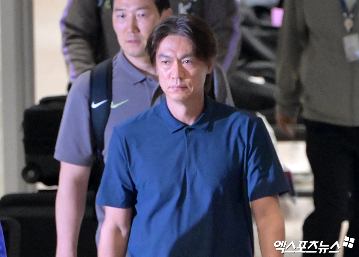 홍명보 전 대한민국 축구 국가대표팀 감독이 논란이 된 자신의 미국행과 국회 청문회 출석에 관해 입장을 드러냈다. 홍 전 감독은 청문회에 반드시 출석하겠다고 약속했다. 홍 감독은 9일 자신이 이사장으로 있는 홍명보 장학재단을 통해 입장문을 발표했다. 홍 전 감독은 '먼저 대한민국 축구를 사랑해 주시고 응원해 주신 모든 국민 여러분께 진심으로 사과드린다'며 '기대와 응원에 보답하지 못했고, 많은 분들께 실망과 상처를 드렸다. 감독으로서 그 책임을 무겁게 받아들이며 다시 한번 깊이 사과드린다'고 했다. 엑스포츠뉴스DB