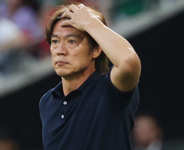 홍명보 전 대한민국 축구 국가대표팀 감독이 논란이 된 자신의 미국행과 국회 청문회 출석에 관해 입장을 드러냈다. 홍 전 감독은 청문회에 반드시 출석하겠다고 약속했다. 홍 감독은 9일 자신이 이사장으로 있는 홍명보 장학재단을 통해 입장문을 발표했다. 홍 전 감독은 '먼저 대한민국 축구를 사랑해 주시고 응원해 주신 모든 국민 여러분께 진심으로 사과드린다'며 '기대와 응원에 보답하지 못했고, 많은 분들께 실망과 상처를 드렸다. 감독으로서 그 책임을 무겁게 받아들이며 다시 한번 깊이 사과드린다'고 했다. 연합뉴스