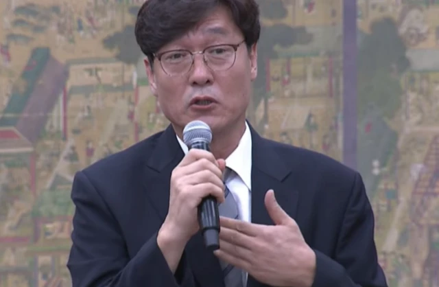 국회 문화체육관광위원회는 9일 전체 회의를 열어 대한축구협회 청문회를 22일에 개최하기로 했다. 문체위는 이날 '대한축구협회 현안 관련 청문회 실시계획서 채택의 건' 등을 의결하고 이같이 결정했다. 이날 회의에서 청문회에 부를 13명의 증인과 참고인 10명의 명단도 확정됐다. 증인에 정몽규 축구협회장과 홍명보 전 대표팀 감독, 이임생 전 협회 기술총괄이사, 이용수 축구협회 부회장, 정해성 전 국가대표 전력강화위원장, 김승희 축구협회 전무이사, 최영일·박항서 전 축구협회 부회장 등이 채택됐다. 연합뉴스