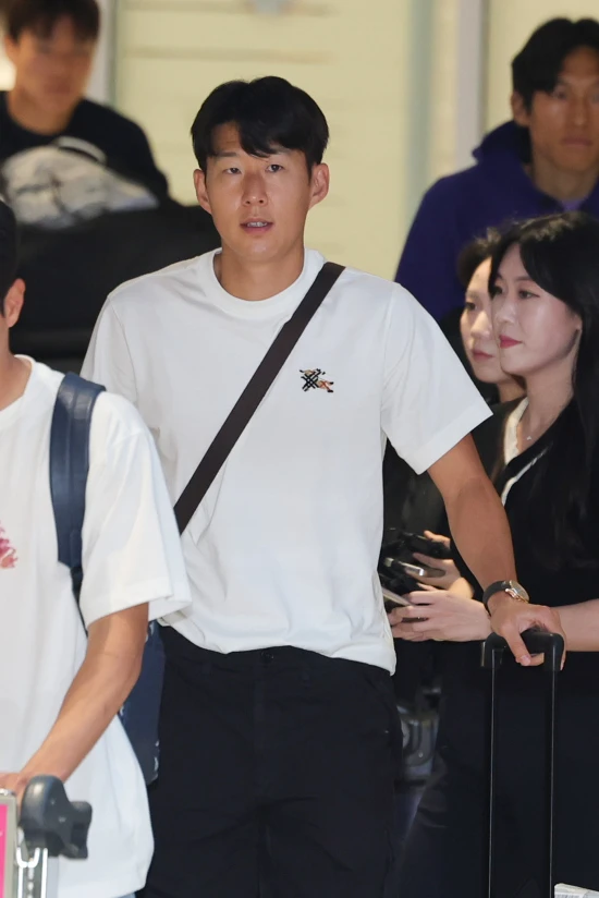 대한축구협회 난맥상을 짚기 위한 국회 청문회에 손흥민, 황희찬 등 현역 해외파 선수 두 명이 참고인으로 이름을 올려 논란이 예상된다. 2026 북중미 월드컵에서 참패한 한국 축구대표팀의 실상 및 홍명보 전 대표팀 감독과 일부 선수들 사이에 불화설이 있었다는 주장의 진상 파악용으로 보이지만 리그 경기를 뛰어야 하거나, 새 시즌을 준비해야 하는 선수들 부르는 것은 무리수라는 반응이 나오고 있다. 선수들이 생업인 소속팀 경기 출전 혹은 프리시즌 준비를 해야한다는 점은, 비록 참고인이라고는 하지만 청문회 참석을 불투명하게 하는 이유다. 특히 손흥민은 18일 LA 갤럭시전을 뛰어야 하기 때문에 청문회 참석이 현실적으로 불가능하다. 연합뉴스