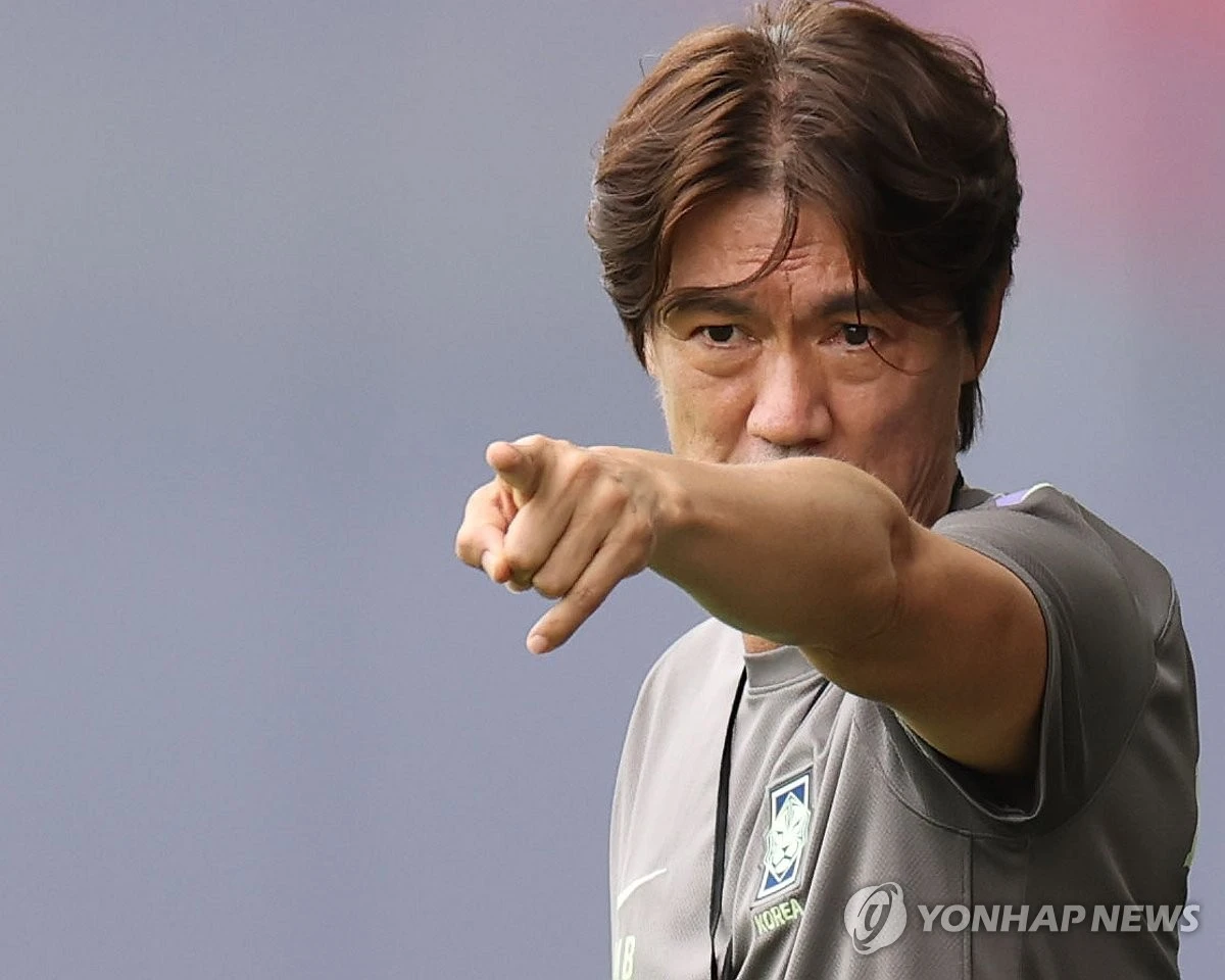 홍명보 전 대한민국 축구 국가대표팀 감독이 논란이 된 자신의 미국행과 국회 청문회 출석에 관해 입장을 드러냈다. 홍 전 감독은 청문회에 반드시 출석하겠다고 약속했다. 홍 감독은 9일 자신이 이사장으로 있는 홍명보 장학재단을 통해 입장문을 발표했다. 홍 전 감독은 '먼저 대한민국 축구를 사랑해 주시고 응원해 주신 모든 국민 여러분께 진심으로 사과드린다'며 '기대와 응원에 보답하지 못했고, 많은 분들께 실망과 상처를 드렸다. 감독으로서 그 책임을 무겁게 받아들이며 다시 한번 깊이 사과드린다'고 했다. 연합뉴스