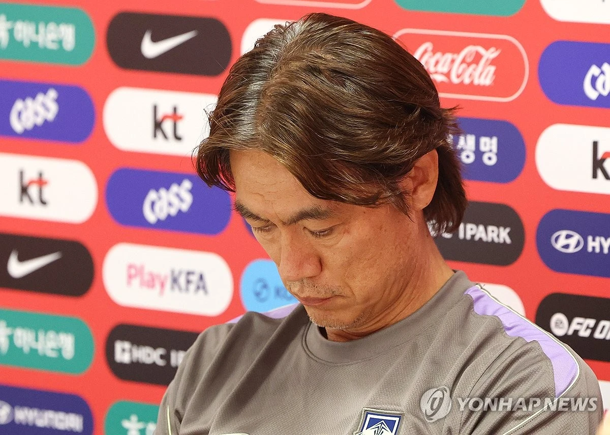홍명보 전 대한민국 축구 국가대표팀 감독이 논란이 된 자신의 미국행과 국회 청문회 출석에 관해 입장을 드러냈다. 홍 전 감독은 '먼저 대한민국 축구를 사랑해 주시고 응원해 주신 모든 국민 여러분께 진심으로 사과드린다'며 '결과에 대한 책임은 오롯이 감독인 나에게 있다. 그렇기에 청문회가 열린다면 감독으로서 제가 감당해야 할 책임 역시 나 혼자 끝까지 감당하겠다'고 밝혔다. 연합뉴스