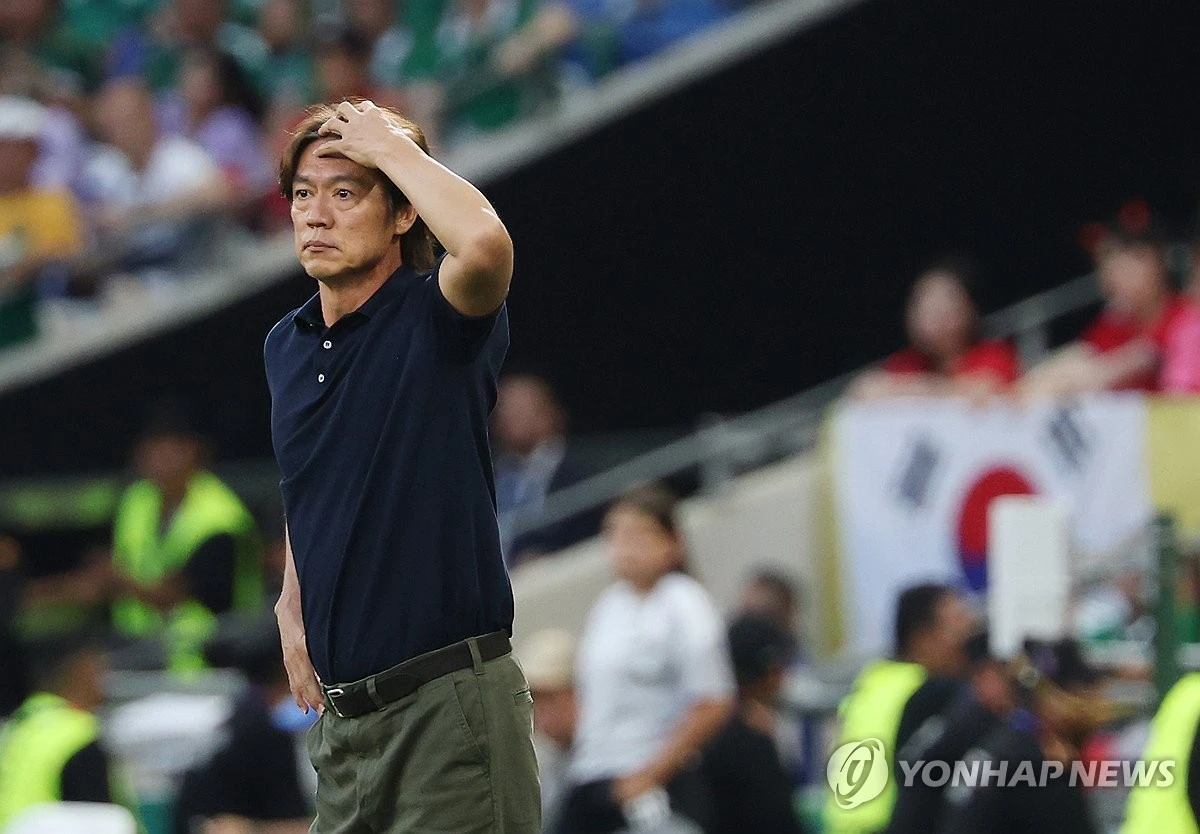 홍명보 전 대한민국 축구 국가대표팀 감독이 논란이 된 자신의 미국행과 국회 청문회 출석에 관해 입장을 드러냈다. 홍 전 감독은 '먼저 대한민국 축구를 사랑해 주시고 응원해 주신 모든 국민 여러분께 진심으로 사과드린다'며 '결과에 대한 책임은 오롯이 감독인 나에게 있다. 그렇기에 청문회가 열린다면 감독으로서 제가 감당해야 할 책임 역시 나 혼자 끝까지 감당하겠다'고 밝혔다. 연합뉴스
