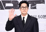 "옷 주세요"…'김부장' 대박난 소지섭, 비 맞고 촬영한 상대배우 먼저 챙겼다 [엑's 이슈]