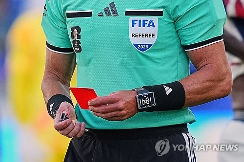 멕시코전서 퇴장 당했던 잉글랜드 수비수 자렐 콴사가 결국 2경기 출장정지 징계를 받았다. 문제는 같은 대회에서 비슷한 사유로 퇴장당한 미국 공격수 폴라린 발로건은 징계를 유예받았다는 점이다. 또 한 번 FIFA의 일관성 논란이 커질 것으로 보인다. 연합뉴스
