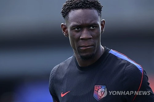 멕시코전서 퇴장 당했던 잉글랜드 수비수 자렐 콴사가 결국 2경기 출장정지 징계를 받았다. 문제는 같은 대회에서 비슷한 사유로 퇴장당한 미국 공격수 폴라린 발로건은 징계를 유예받았다는 점이다. 또 한 번 FIFA의 일관성 논란이 커질 것으로 보인다. 연합뉴스