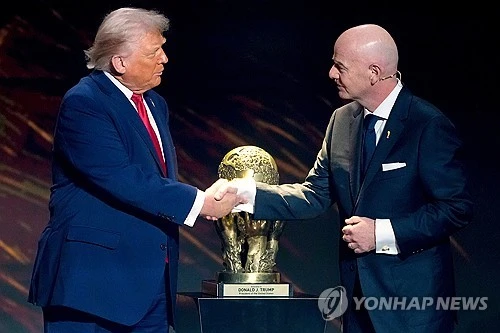 멕시코전서 퇴장 당했던 잉글랜드 수비수 자렐 콴사가 결국 2경기 출장정지 징계를 받았다. 문제는 같은 대회에서 비슷한 사유로 퇴장당한 미국 공격수 폴라린 발로건은 징계를 유예받았다는 점이다. 또 한 번 FIFA의 일관성 논란이 커질 것으로 보인다. 연합뉴스
