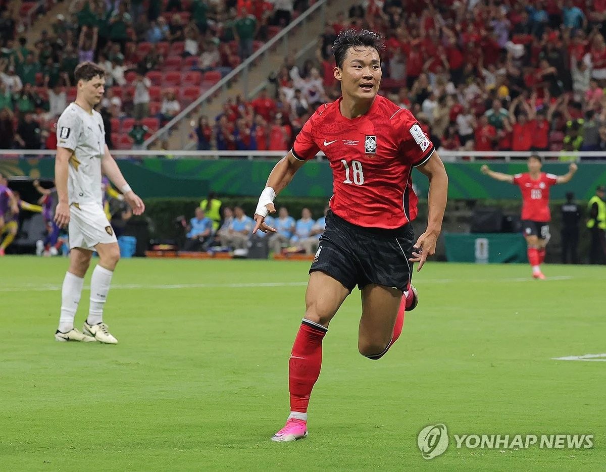 2026 국제축구연맹(FIFA) 북중미 월드컵서 최고의 활약을 펼쳤던 대한민국 축구대표팀 스트라이커 오현규가 잉글리시 프리미어리그(EPL) 이적설과 연결됐다. 승격팀 헐 시티가 오현규의 상황을 주시하고 있다는 튀르키예발 보도가 전해졌다. 다만 헐 시티 현지 매체는 곧바로 이적 가능성을 부인했다. 연합뉴스