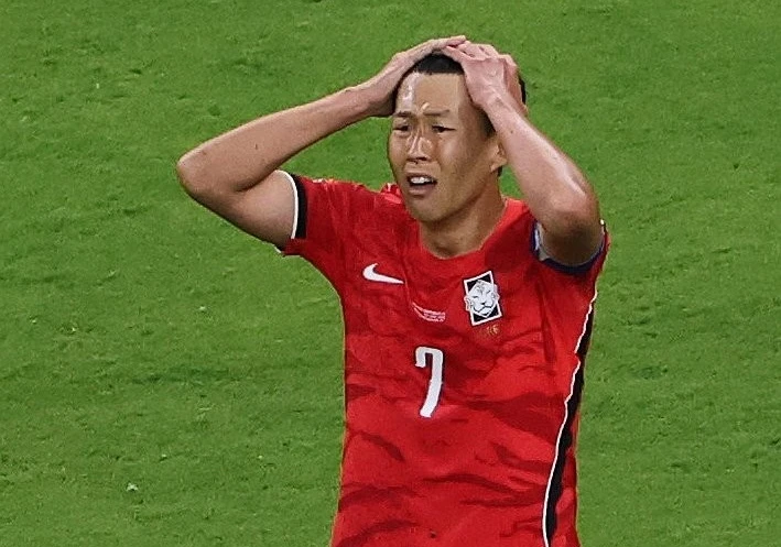 손흥민과 황희찬이 결국 오는 22일 예정된 국회 대한축구협회 청문회에 나오지 않을 예정이다. 두 선수를 참고인으로 신청했던 임오경 더불어민주당 의원이 10일 자신의 SNS를 통해 신청을 철회했다고 밝혔다. 오는 22일 열리는 청문회에는 정몽규 전 회장과 홍명보 전 감독 등이 출석할 예정이다. 청문회 핵심은 협회 구조와 책임 문제에 초점이 맞춰질 전망이다. 연합뉴스