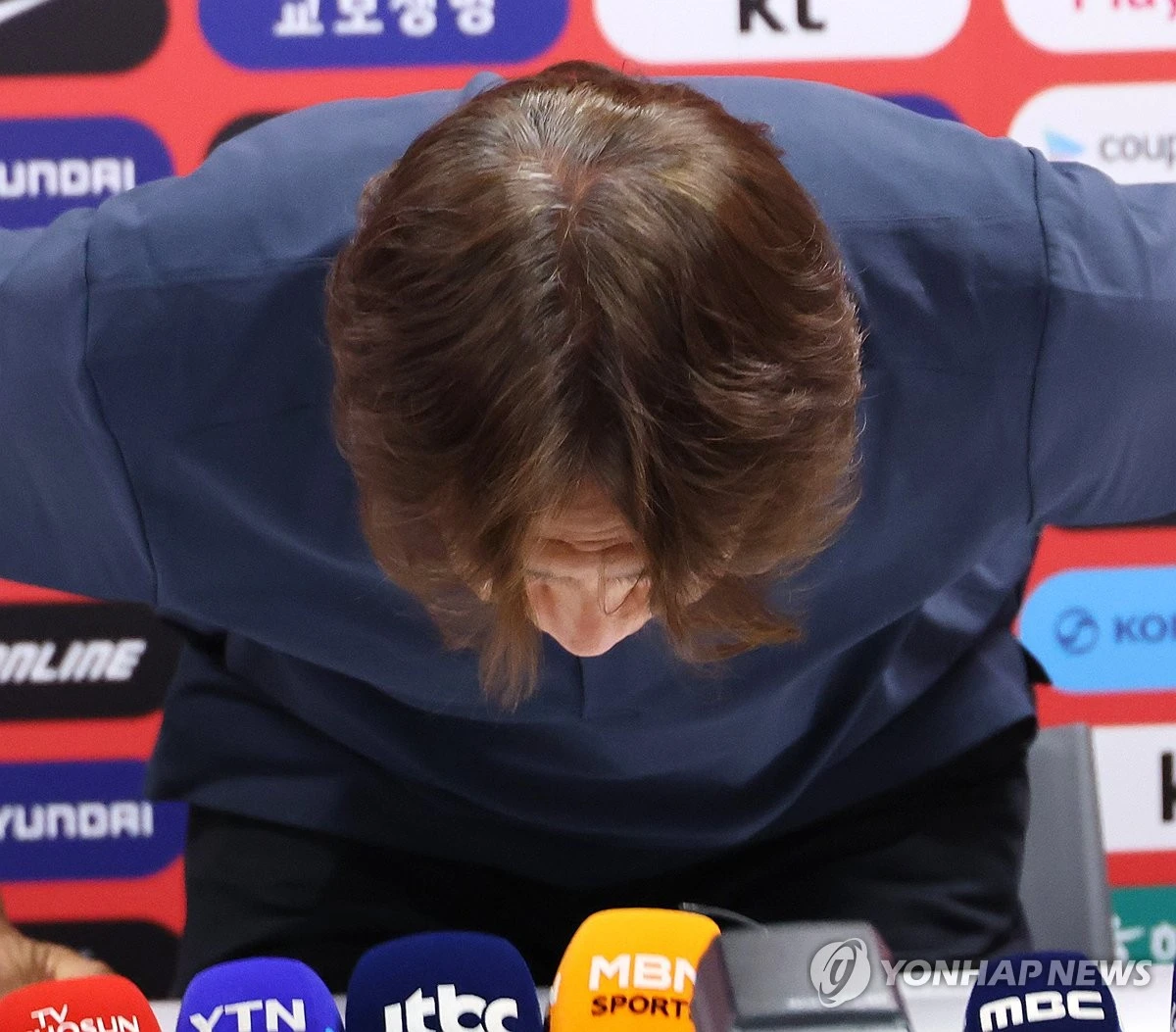 손흥민과 황희찬이 결국 오는 22일 예정된 국회 대한축구협회 청문회에 나오지 않을 예정이다. 두 선수를 참고인으로 신청했던 임오경 더불어민주당 의원이 10일 자신의 SNS를 통해 신청을 철회했다고 밝혔다. 오는 22일 열리는 청문회에는 정몽규 전 회장과 홍명보 전 감독 등이 출석할 예정이다. 청문회 핵심은 협회 구조와 책임 문제에 초점이 맞춰질 전망이다. 연합뉴스